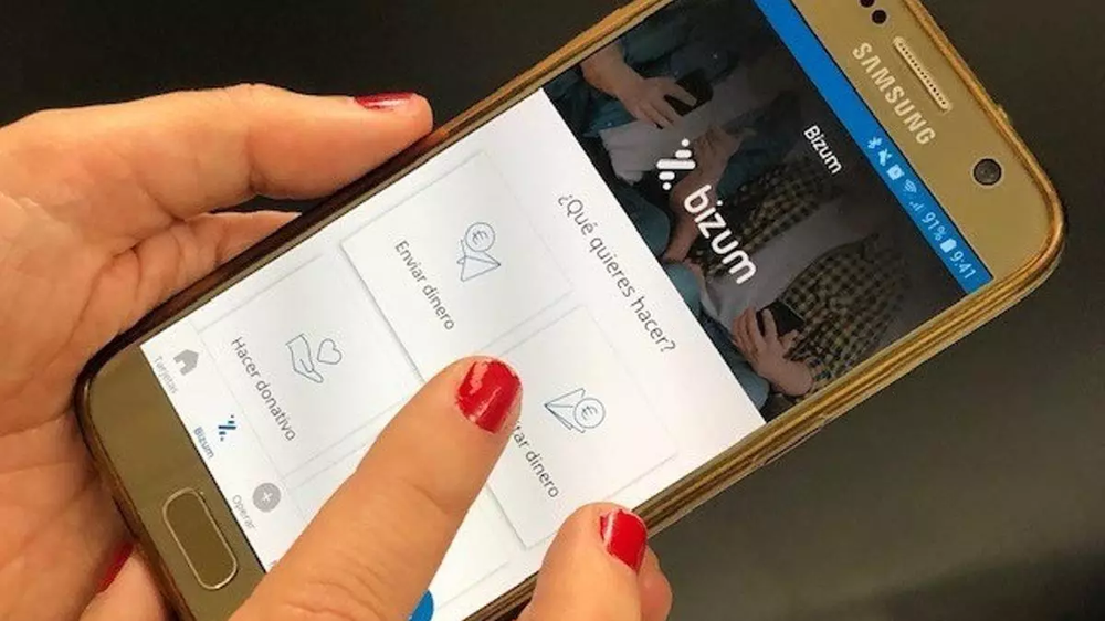 Una usuaria de la plataforma de pagos Bizum.