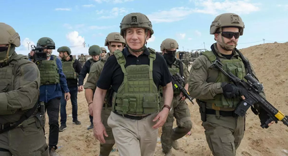 El Primer Ministro de Israel, Benjamin Netanyahu (c), visita el Corredor Netzarim, en Gaza.