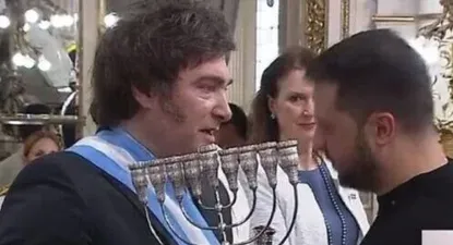 Javier Milei con el candelabro que le obsequió Volodímir Zelenski.