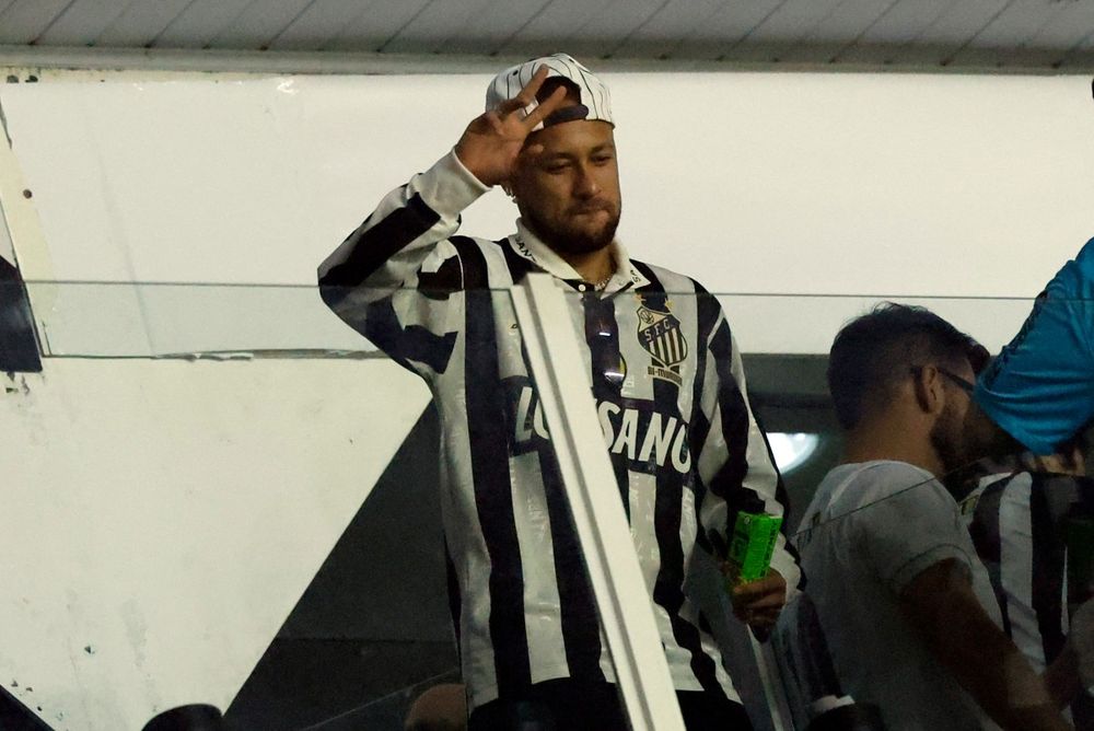 Neymar viendo a Santos desde el palco el pasado martes 26 de mayo