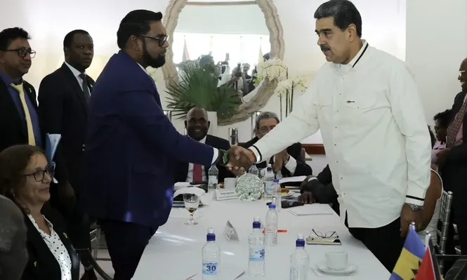 Irfaan Ali, presidente de Guyana, y Nicolás Maduro, presidente de Venezuelaen un apretón de manos con sabor a poco.