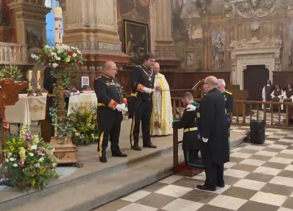 El Consejero de la embajada argentina en Madrid, Alejandro Nimo, recibiendo la distinción de la Orden Imperial Hispánica Carlos V.
