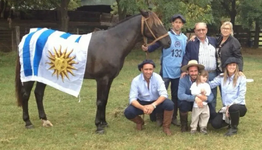 Nochero del Valdez con el equipo de cabaña María Cecilia