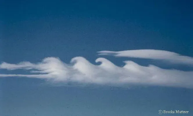 Las nubes Kelvin Helmholtz son inusuales. Adquieren la forma de una ola cuando dos corrientes separadas de aire en la atmósfera fluyen una al lado de la otra, a diferentes velocidades. Esta interacción causa turbulencia en el punto de contacto entre dos bloques de aire, lo que deriva en esta extraña estructura.