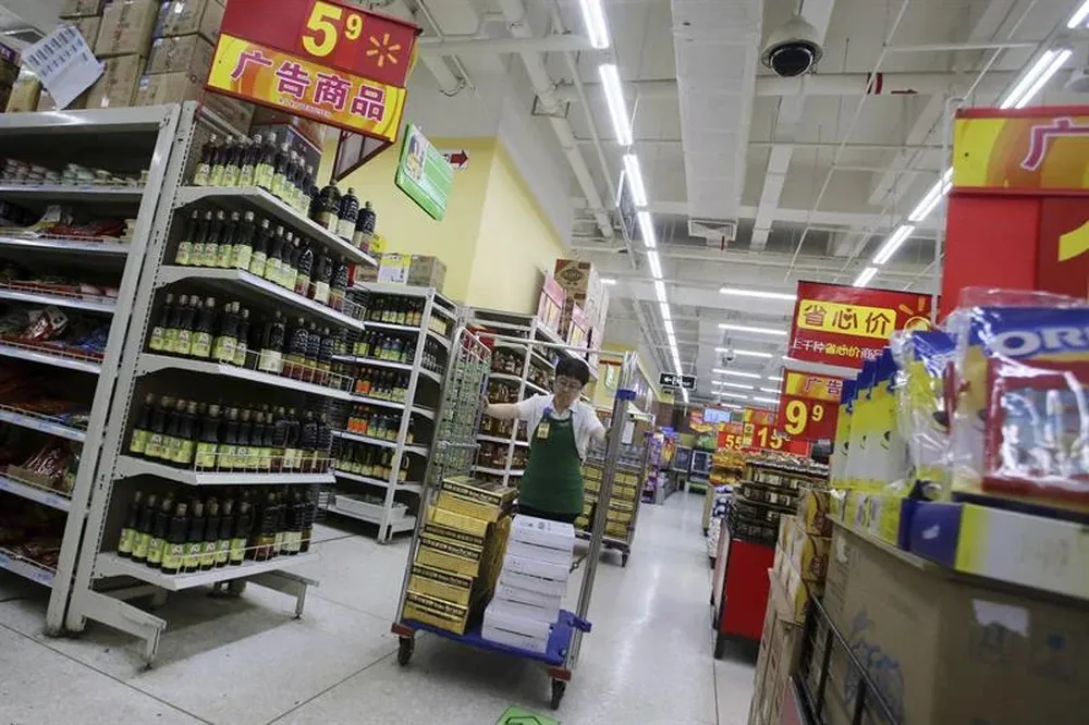 China- Un empleado repone bienes de uno de los establecimiento de la mayor cadena de supermercados, Walmart