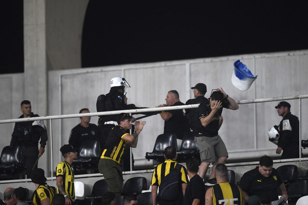 Hinchas de Peñarol en el estadio de Botafogo