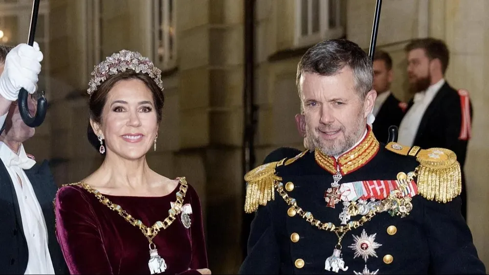 Federico se casó en 2004 con María Donaldson, una plebeya australiana nacida en Tasmania que trabajaba como publicista y a quien conoció en un bar de Sídney en 2000.