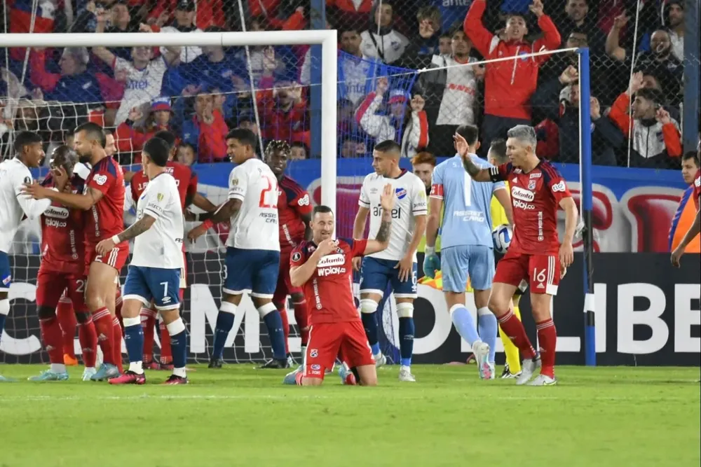 El festejo de Luciano Pons mientras atrás se pelearon todos