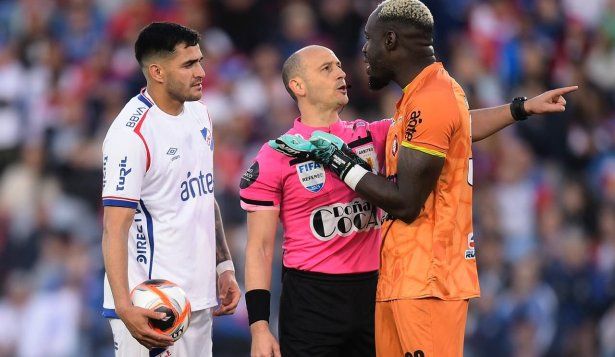 El golero Juan Moreno intenta distraer a Maxi Gómez y el árbitro Javier Burgos manda al colombiano a su arco