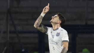 Santiago Damián Homenchenko de Querétaro celebra un gol ante Cruz Azul&nbsp;
