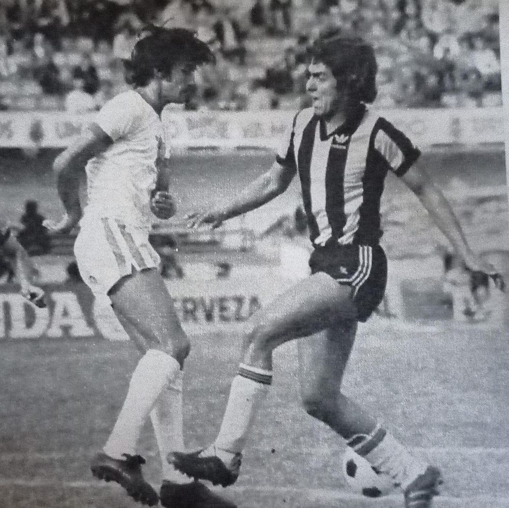 José Alberto Moreno jugó en Peñarol durante todas las formativas, y debutó en Primera división con 19 años en 1979