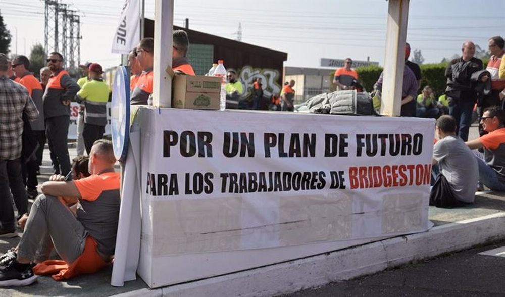 Protesta de trabajadores de Bridgestone tras los anuncios de despidos