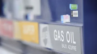 Surtidor de gasoil en estación de servicio.