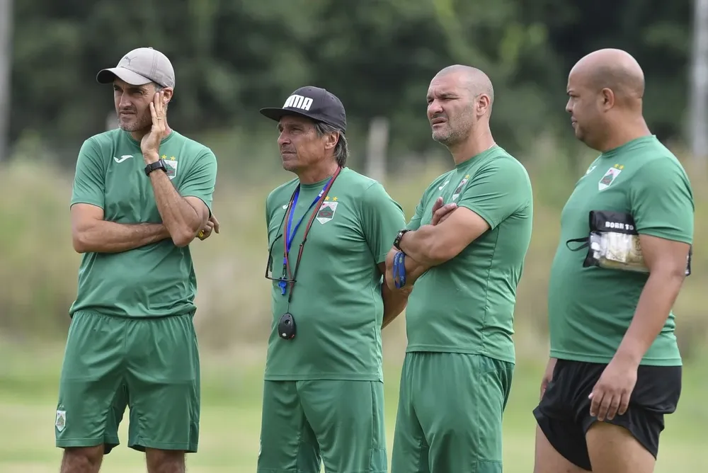 El cuerpo técnico picapiedra que encabeza Julio César Toresani.