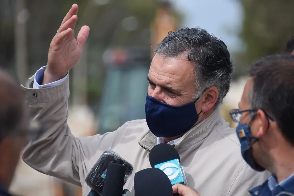 El intendente de Canelones cuestionó los cruces políticos en el peor momento de la pandemia