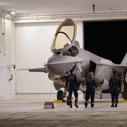 otografía cedida por las Fuerzas de Defensa de Israel de pilotos observando un avión antes de los ataques del Ejército israelí contra Irán este viernes, en Jerusalén (Israel). 