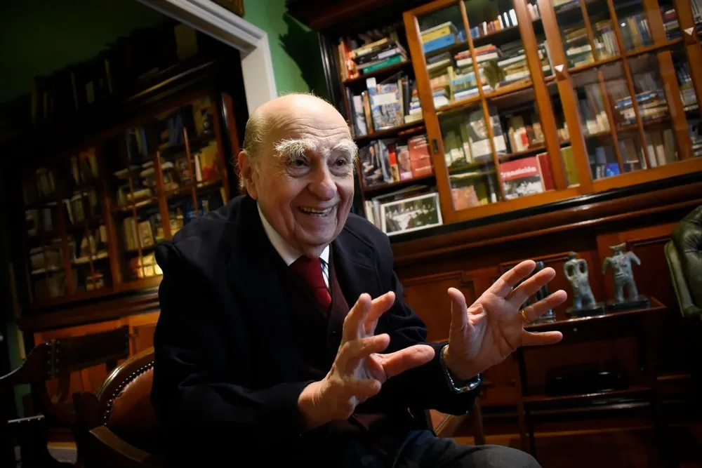 El expresidente Julio María Sanguinetti tiene una columna semanal en el Correo de los Viernes