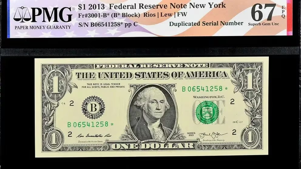 La serie 2013 de billetes de 1 dólar es objeto de deseo entre los coleccionistas debido a un error de impresión.  
