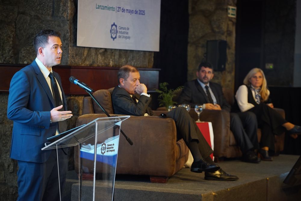 El presidente de la CIU, Leonardo García, junto al ministro Gabriel Oddone