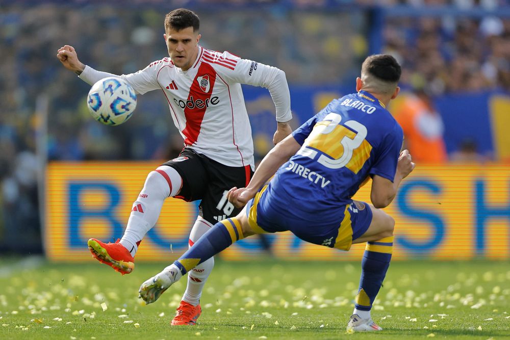 Lautaro Blanco, de Boca, disputa un balón con Fabricio Bustos de River Plate Lautaro Blanco, de Boca, disputa un balón con Fabricio Bustos de River Plate