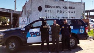 El anciano junto a la Policía Argentina antes de ser extraditado a Uruguay