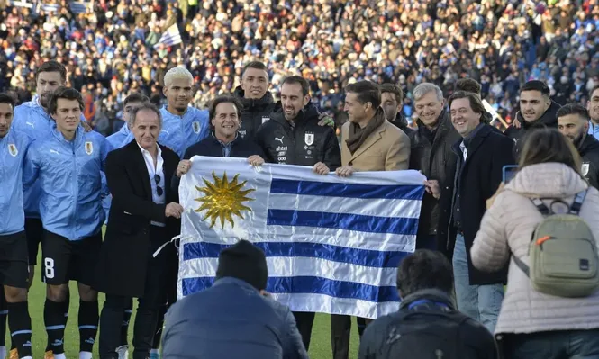 El presidente de la República, Luis Lacalle Pou, le entregó el Pabellón Nacional a Diego Godín
