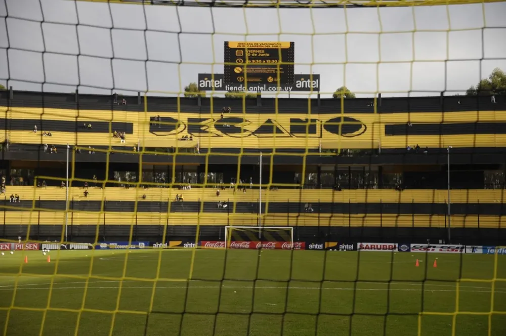 Peñarol jugará este domingo sin público ante River Plate