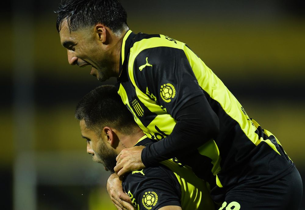 Jaime Báez se trepa a Héctor Villalba por su golazo para Peñarol ante Danubio por el Torneo Clausura Jaime Báez se trepa a Héctor Villalba por su golazo para Peñarol ante Danubio por el Torneo Clausura