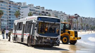 El ómnibus de Cutcsa que terminó en la playa de Pocitos tras romper el murallón de la rambla