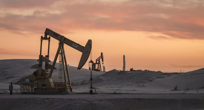 El petróleo trata de seguile el paso a las decisiones de Trump pero no es fácil. El viernes dio un giro y optó por la vía diplomática pero el fin de semana desplegó refuerzos militares sobre Irán como si preparara un ataque y en efecto, lo hizo. Israel le habría dicho que no estaba dispuesto a esperar dos semanas el resultado de una negociación. visibility edit