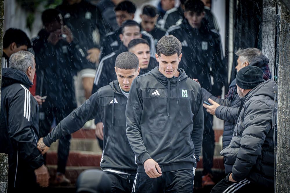 La salida de los jugadores de Racing a calentar en el Palermo