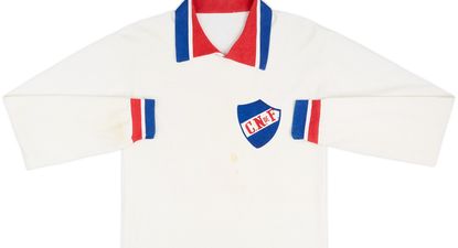 La camiseta de Nacional de Héctor Molina en la final de la Copa Libertadores 1980 subastada en Inglaterra