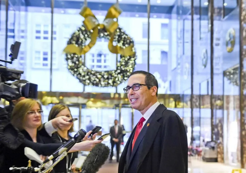 Steven Mnuchin saliendo de la torre Trump en Nueva York