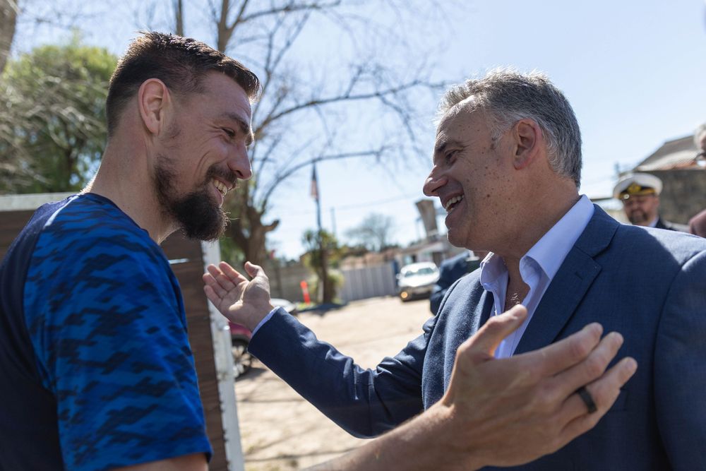 El saludo del presidente Orsi con el capitán de Nacional, Sebastián Coates
