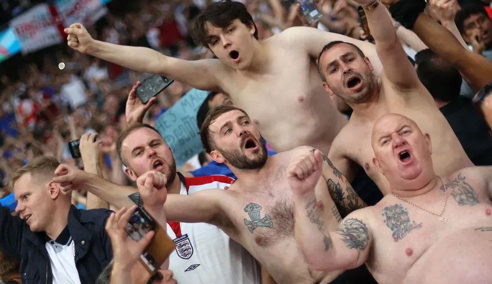 Tatuajes y torsos desnudos en pleno Wembley