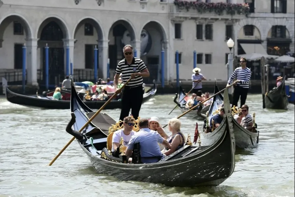 Los turistas no hicieron caso al gondolero y cayeron al agua.