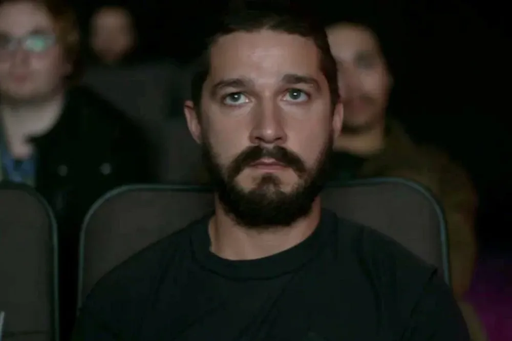 Shia LaBeouf durante la permformance de A#ALLMYMOVIES