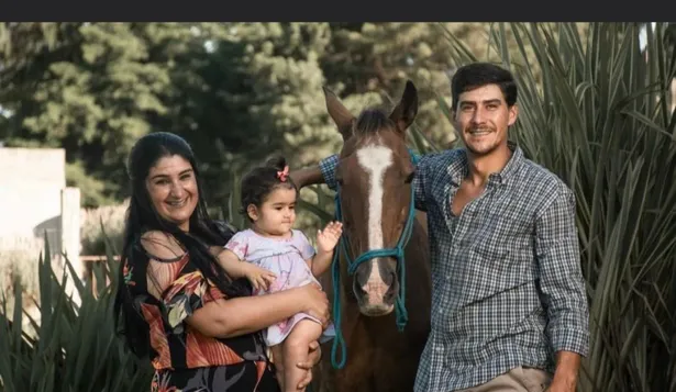 Una de las fotos del album del primer cumpleaños de Luján, ese caballo no caminaba, lo utilizaban para hacer ladrillos y lo tiraron para que se muera.