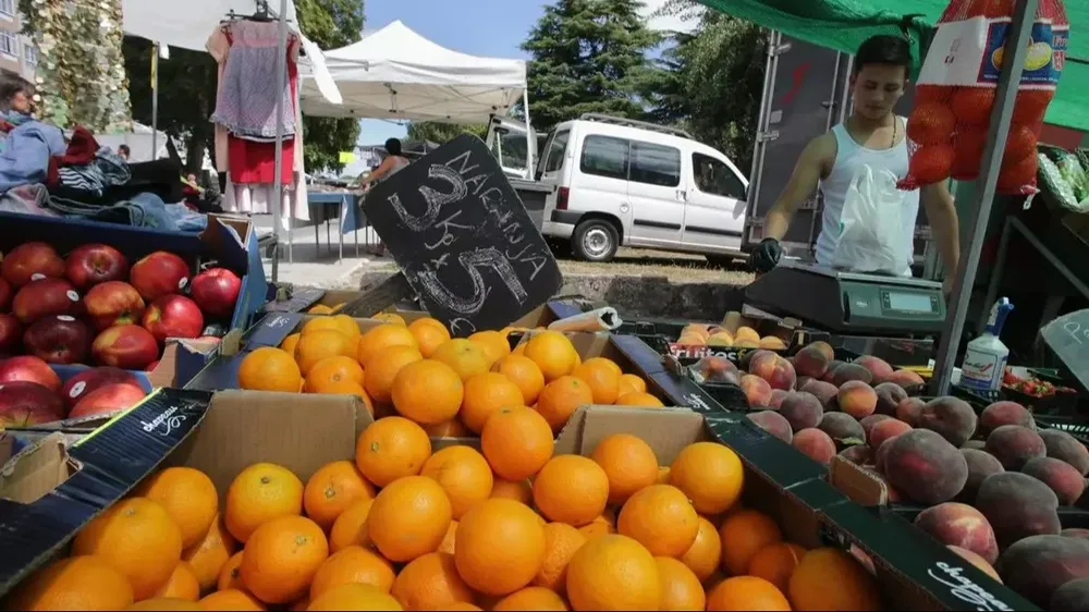 Un puesto de venta de alimentos en un mercadillo.