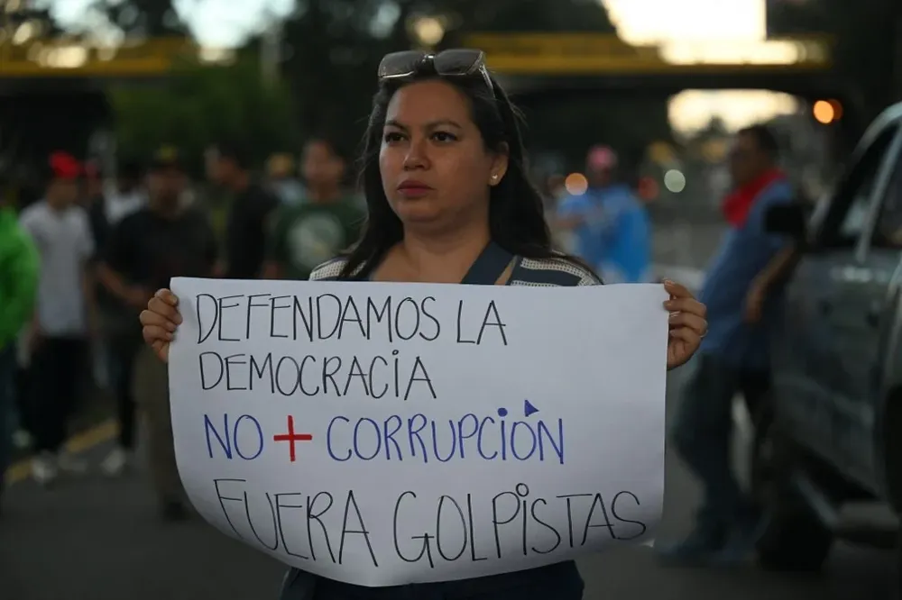 Continúan las protestas en Guatemala contra miembros del Poder Judicial