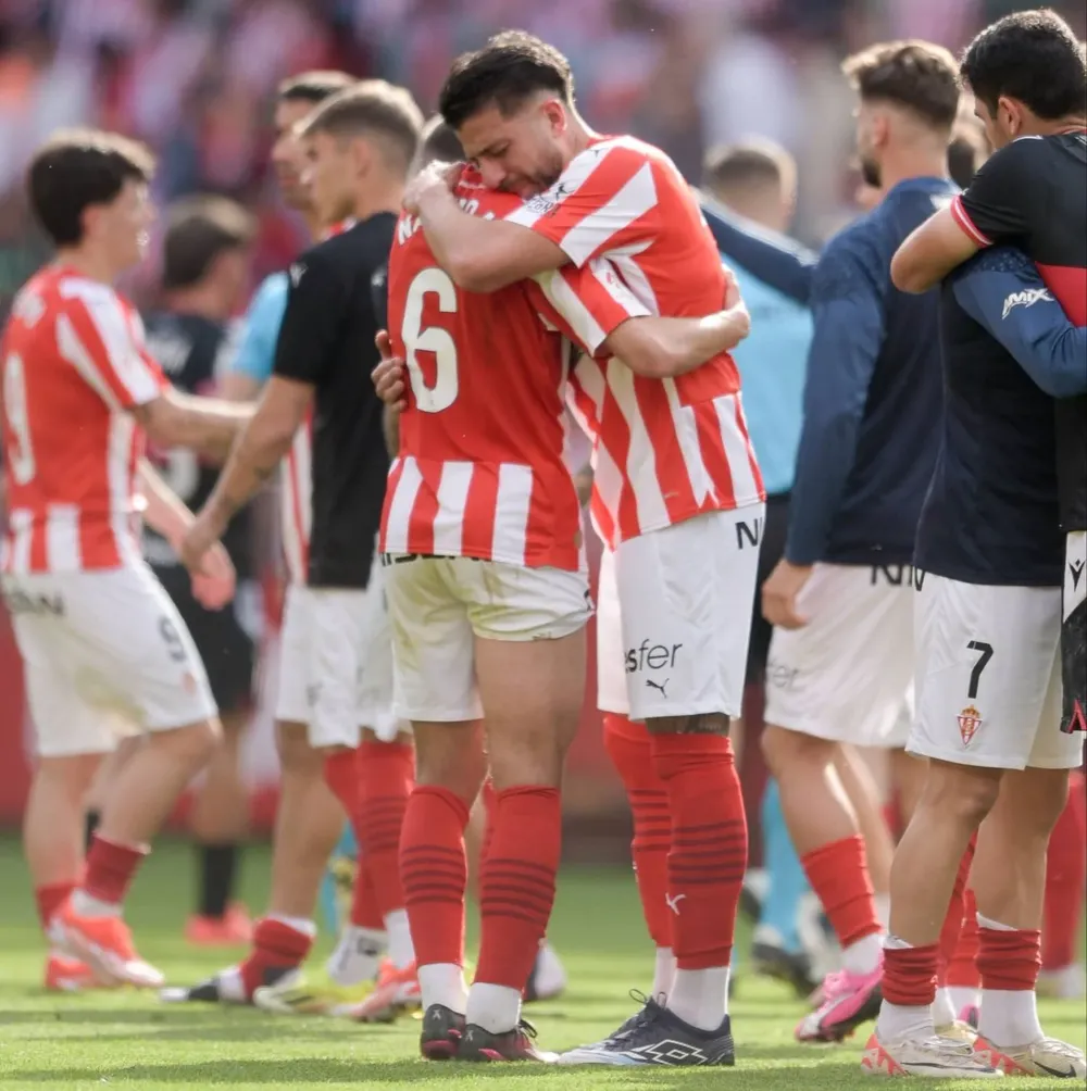 La emoción de Giovanni Zarfino, quien es abrazado por un compañero de Sporting Gijón, en su regreso al fútbol tras 14 meses de ausencia