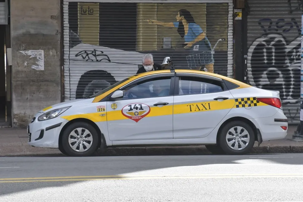 Taxistas trabajan con Uber bajo la presión de ser expulsados de la patronal