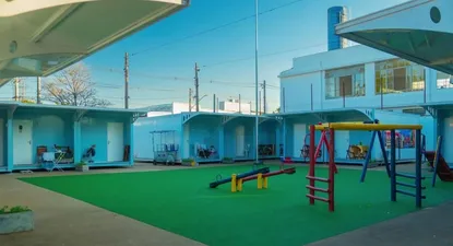 Las microcasas, construidas en torno a un parque recreacional, tienen un ambiente comunitario, pero sólo son una solución temporal, dicen los críticos
