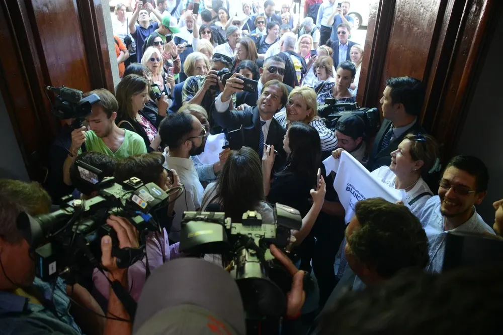 Diciembre de 2019: el presidente electo Luis Lacalle Pou visita la casa del Partido Nacional