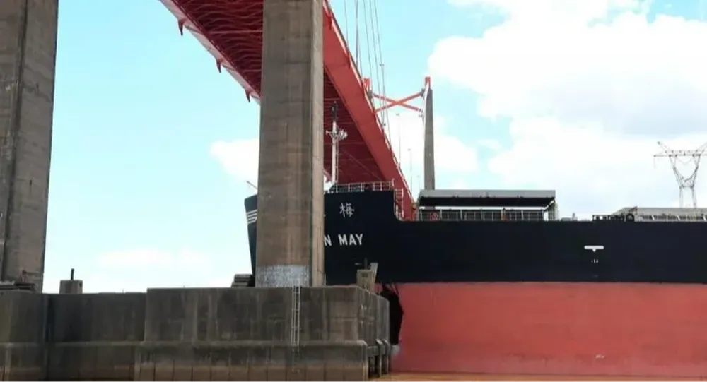 El impactante momento en que el buque choca contra el puente