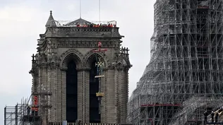 La colocación se produjo dos días antes de que el presidente Emmanuel Macron visite la catedral.