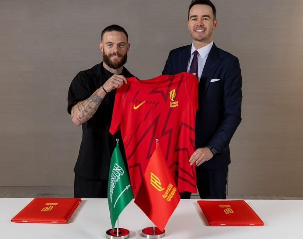 Nahitan Nández con su nueva camiseta, la de Al Quadsiah de Arabia Saudita