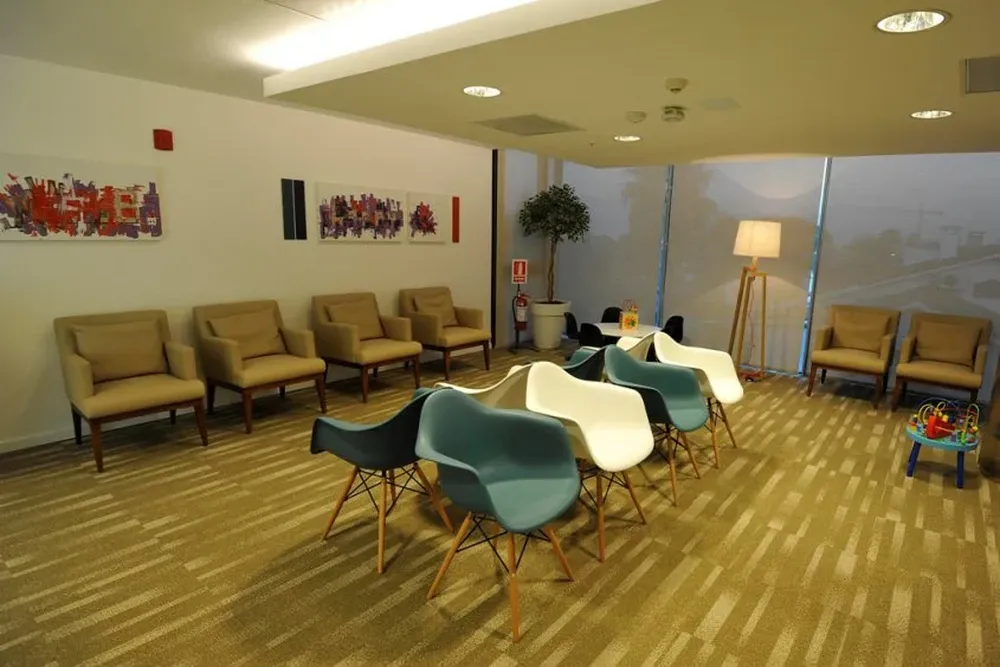 Una de las salas de espera de la Clínica