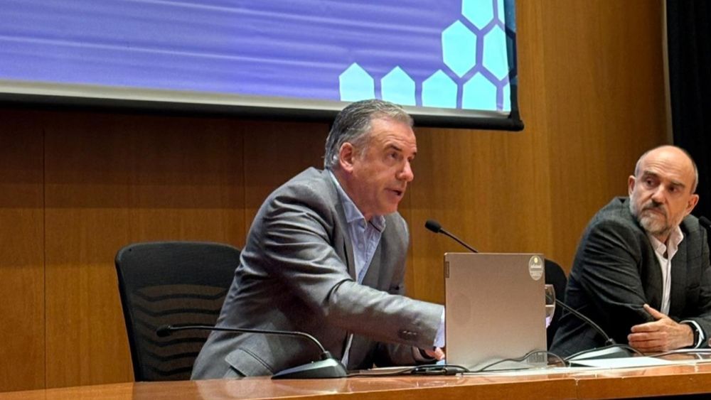 El presidente de la República, Yamandú Orsi﻿ junto al nuevo titular de SENCI, David González