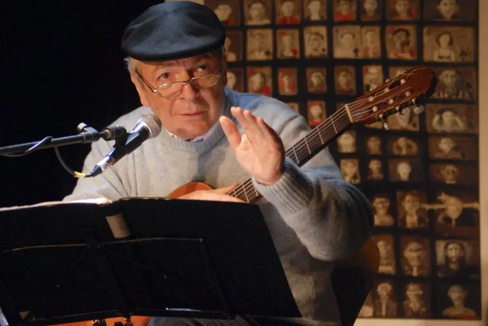 Junto a Mario Benedetti, en 2002